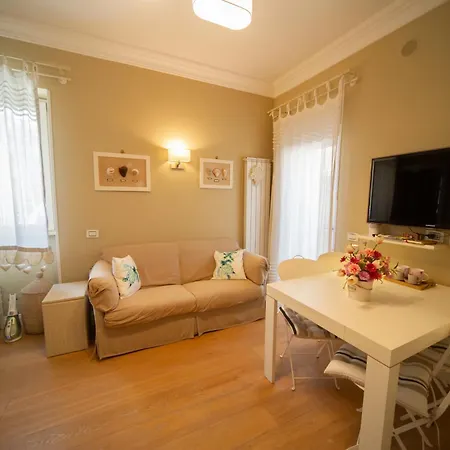 Апартаменты Charming And Cozy House